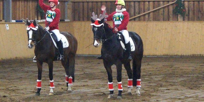 Die Weihnachtselfen Carola und Lisa begrüßen die Zuschauer.
