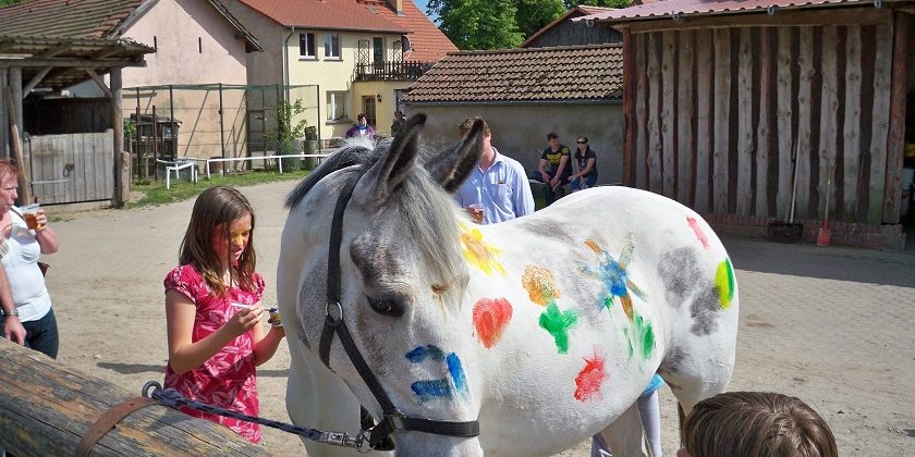 Die Kinder duften das Pferd Suki Bee bemalen
