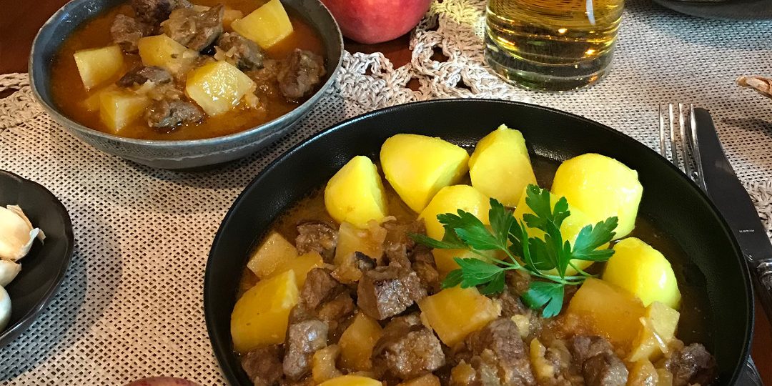 Wagyu-Gulasch mit gelber Bete, Äpfeln und Kartoffeln
